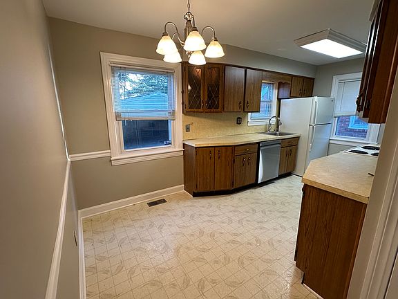 4th image of 710 Parkway Dr