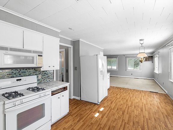 17th image of 315 E Main St