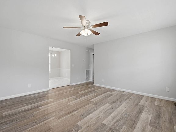 4th image of 205 Pinewood Dr