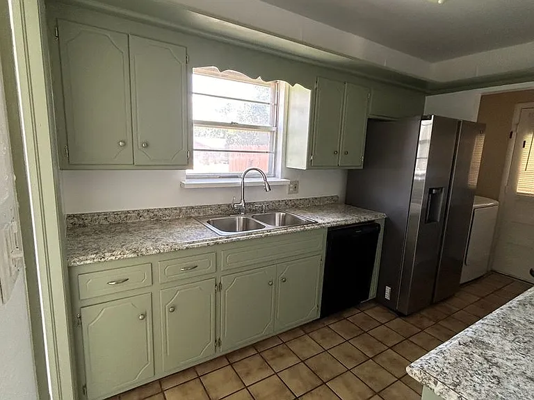 2717 NW Central Dr — Photo 6