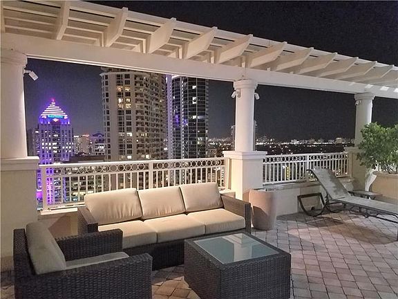 4th image of 511 SE 5th Ave APT 1020