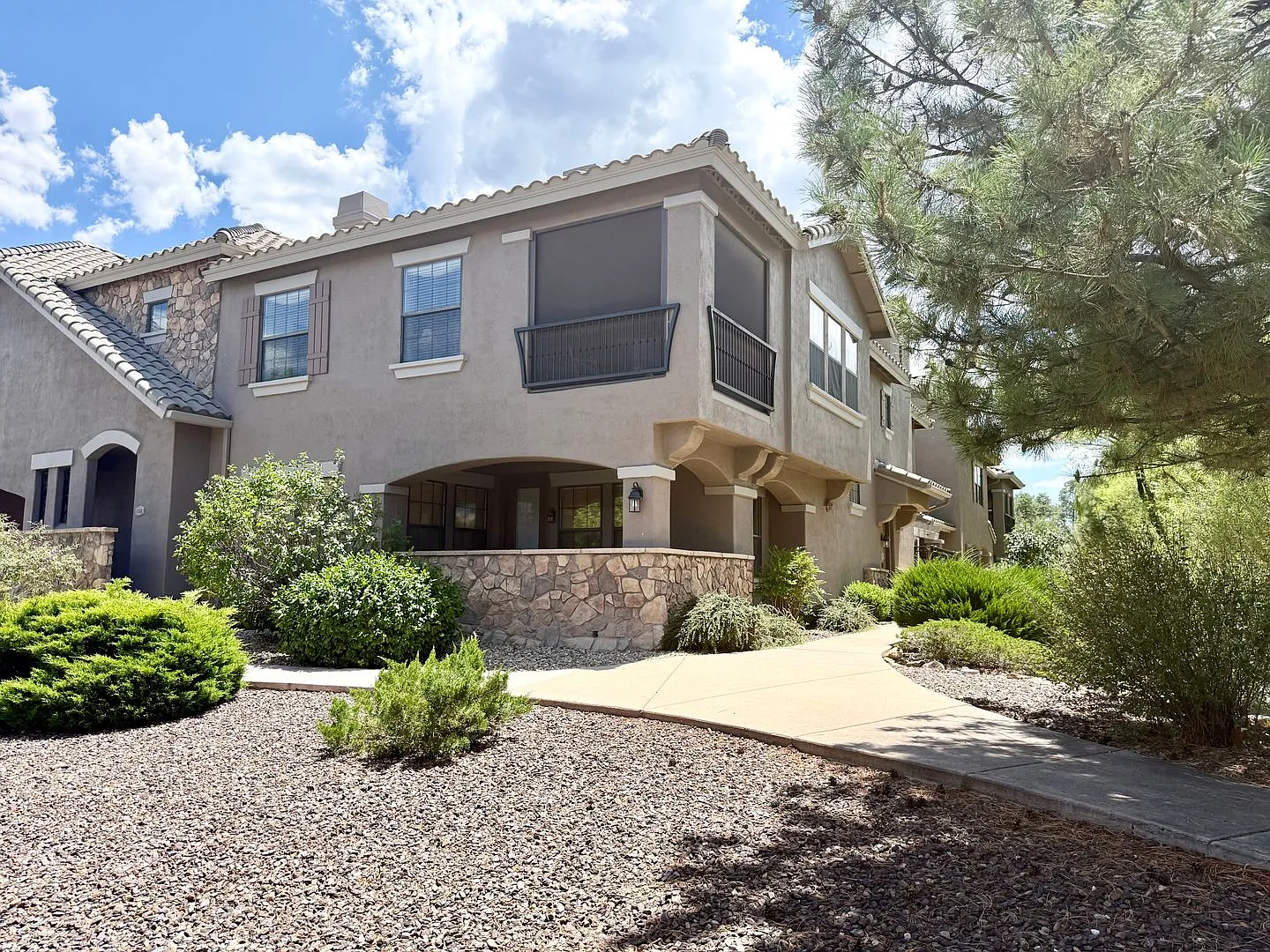 Luxury Fully Furnished Golf Course Condo in Gated Hassayampa! — Photo 2