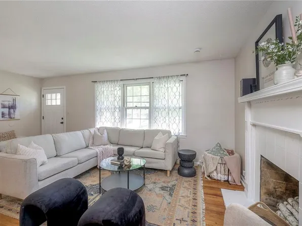 10640 Walrond Ave, Kansas City, MO 64137