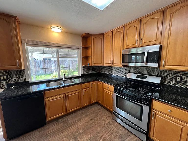 838 El Dorado St — Photo 10