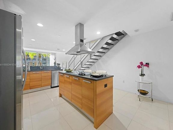 3rd image of 2950 NE 188th St APT 121
