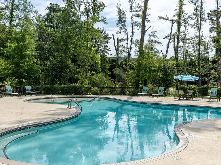 Creekside at Greenlawn Apartment Homes — Photo 10