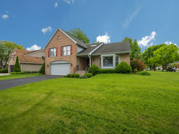 1046 E Amberwood Cir, Naperville, IL 60563