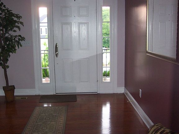 Foyer w/Hardwood Floors