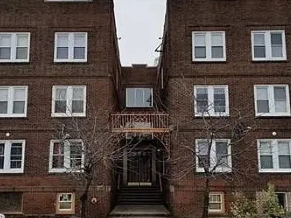 240 William St #2E