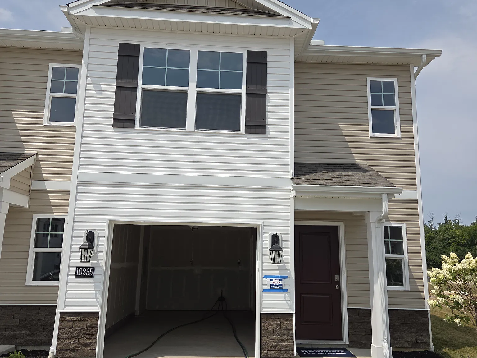 3 bed, 2.5 bath, 1418 sqft, $2,300 — Photo 1