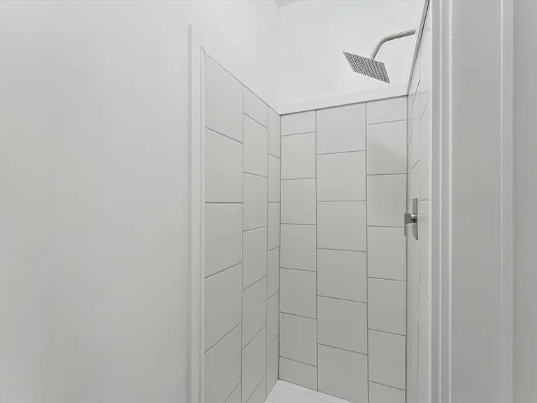 1020 W 37th St — Photo 16