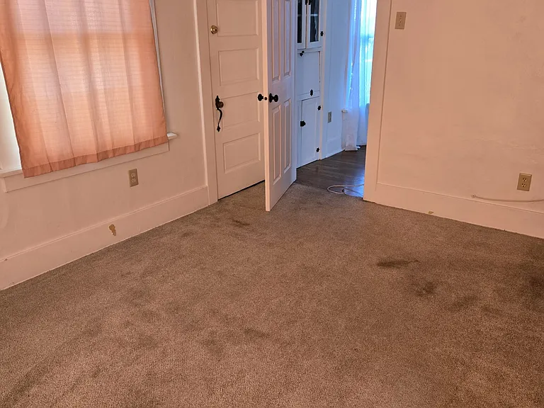 2622 Thomas St — Photo 9