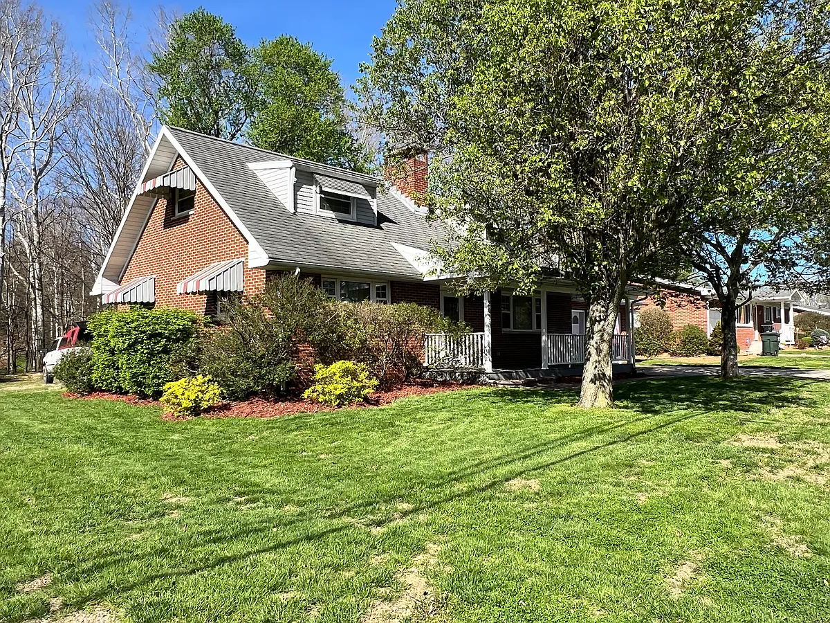 Building Photo - 203 Bohl Dr