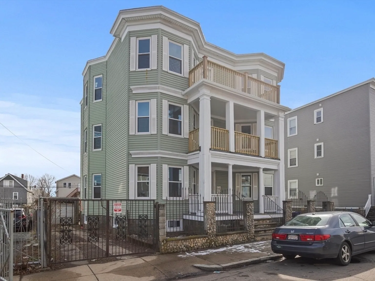 Renovated Penthouse Apartment in Meeting House Hill Near Red Line — Photo 2