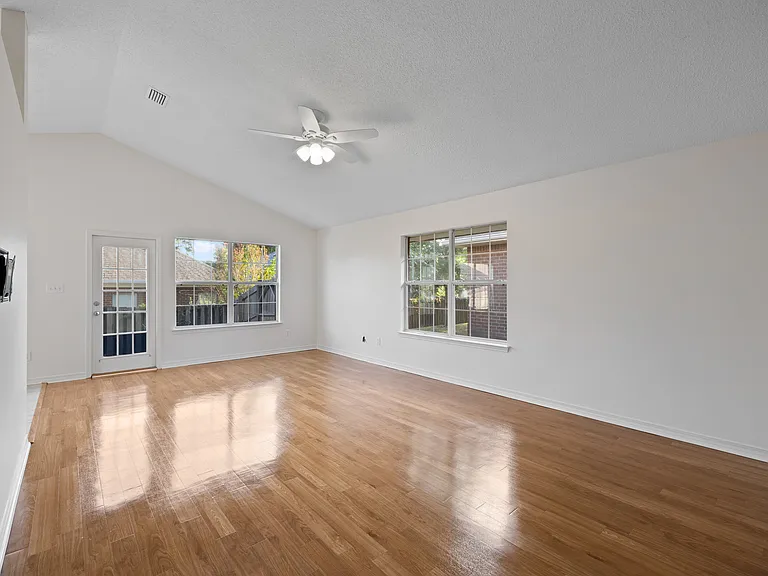 157 Cypress Ln — Photo 3