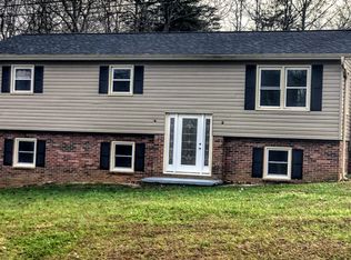 1073 W Poplar St, Conover, NC 28613