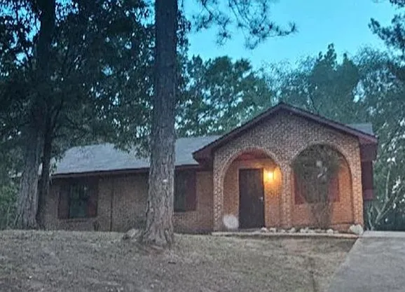 3 bed, 1105 sqft, $1,100 — Photo 2