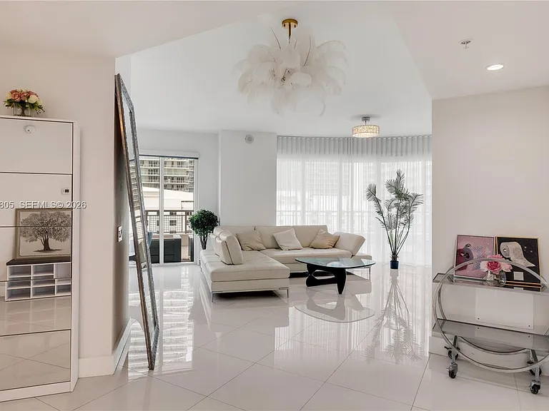 60 SW 13th St #1124 — Photo 3