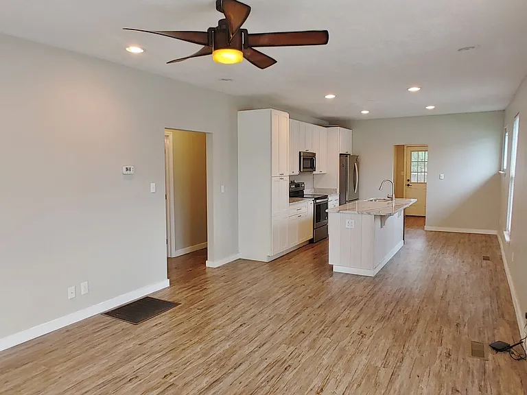 2111 Oak St — Photo 4