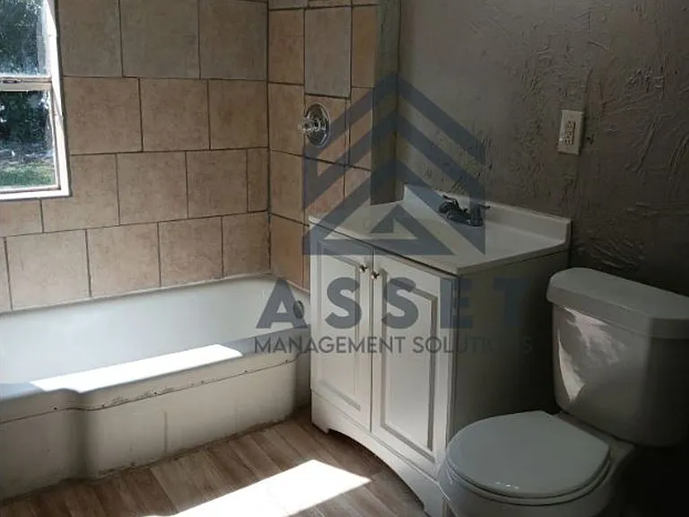 1323 S Blackwelder Ave — Photo 5