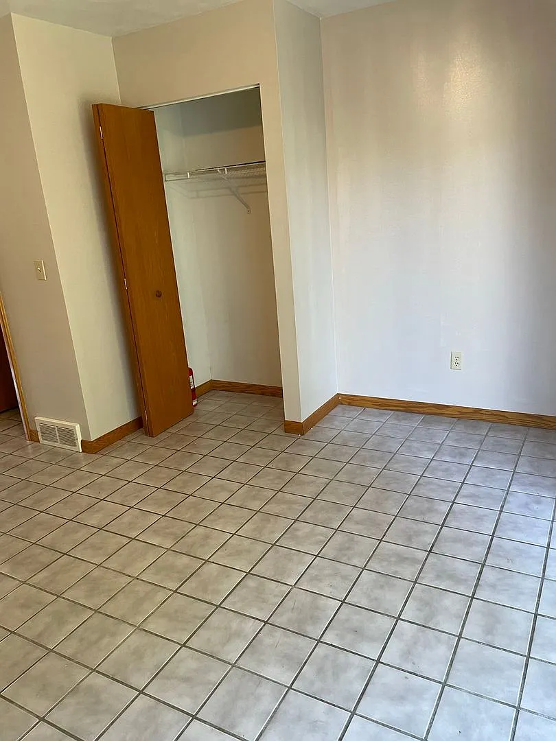 3140 46 W. 40th St — Photo 3