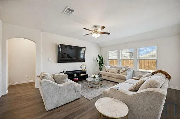 4 bed, 2033 sqft, $2,700 — Photo 2
