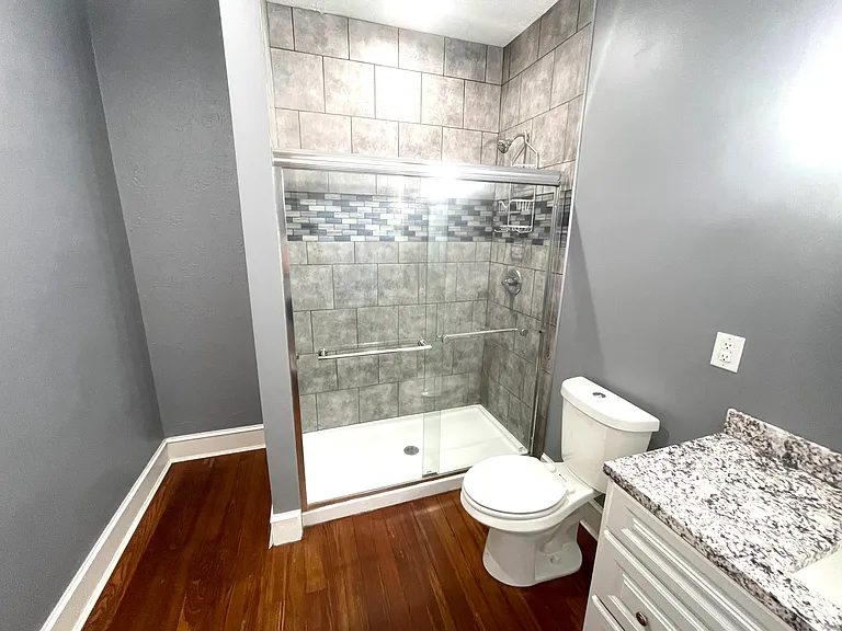 216 E 18th St — Photo 9
