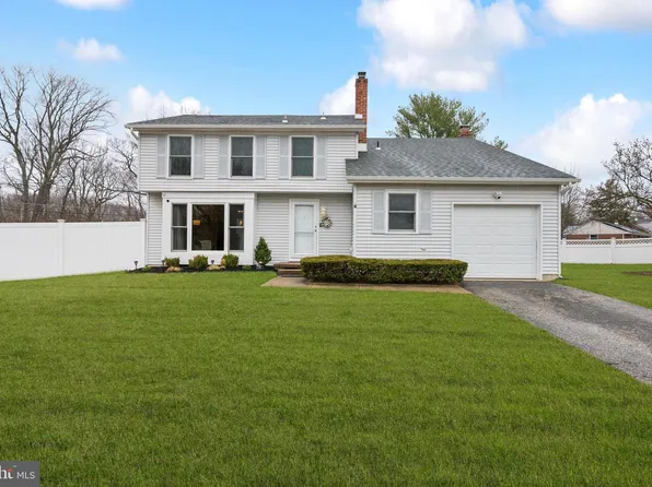 5 N Lamp Post Ln, Somerdale, NJ 08083