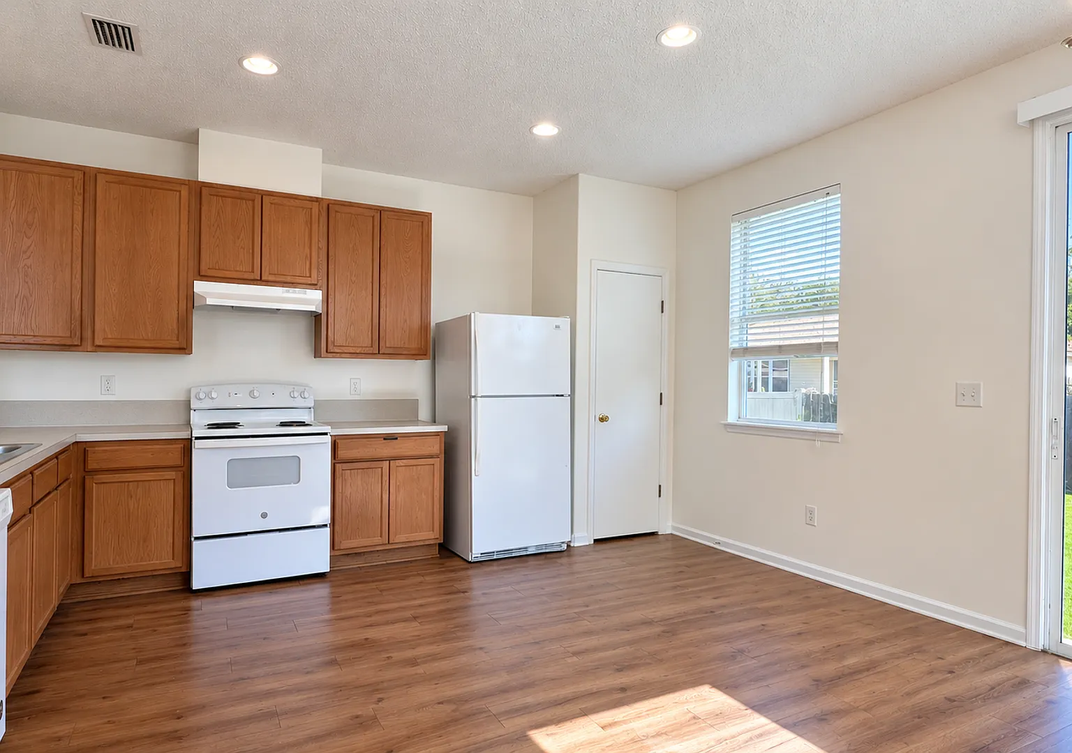 Spacious 4BR/2BA Home in Cartesian Pointe — Photo 4