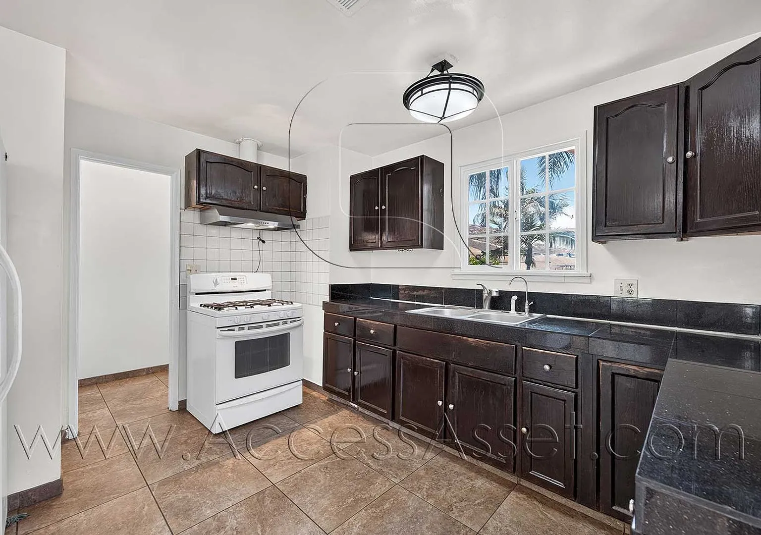 Charming 4 Bedroom Home with Private Yard & Garage Parking — Photo 2