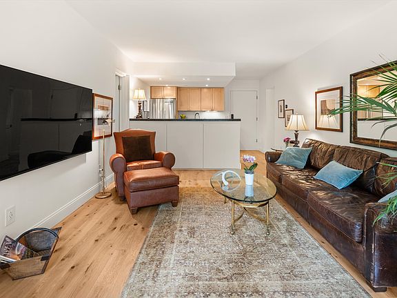 5th image of 412 Vine St #412