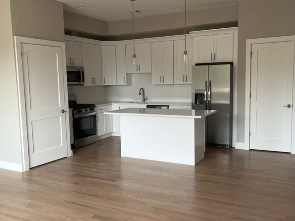 418 Oak St #201, Copiague, NY 11726