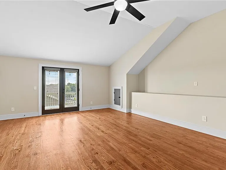 81 College St — Photo 27