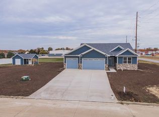 101 Trail Ridge Dr, Lexington, IL 61753