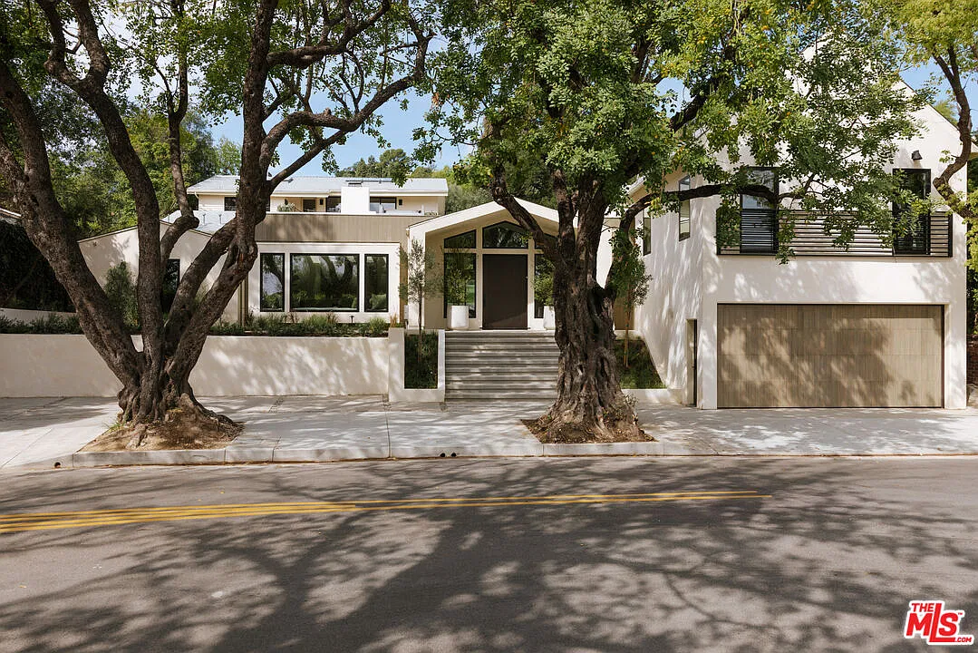5 bed, 5.5 bath, 6320 sqft, $30,000 — Photo 1