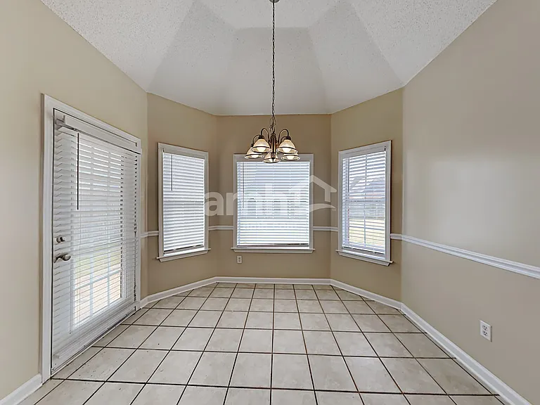 9321 N Fairmont Cir — Photo 5