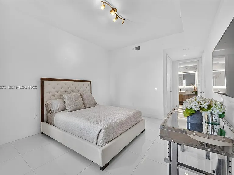 1100 Biscayne Blvd #2902 — Photo 10