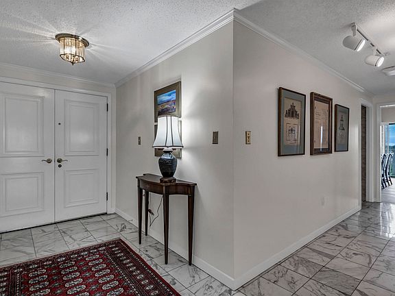4th image of 1829 Senate St APT 5A