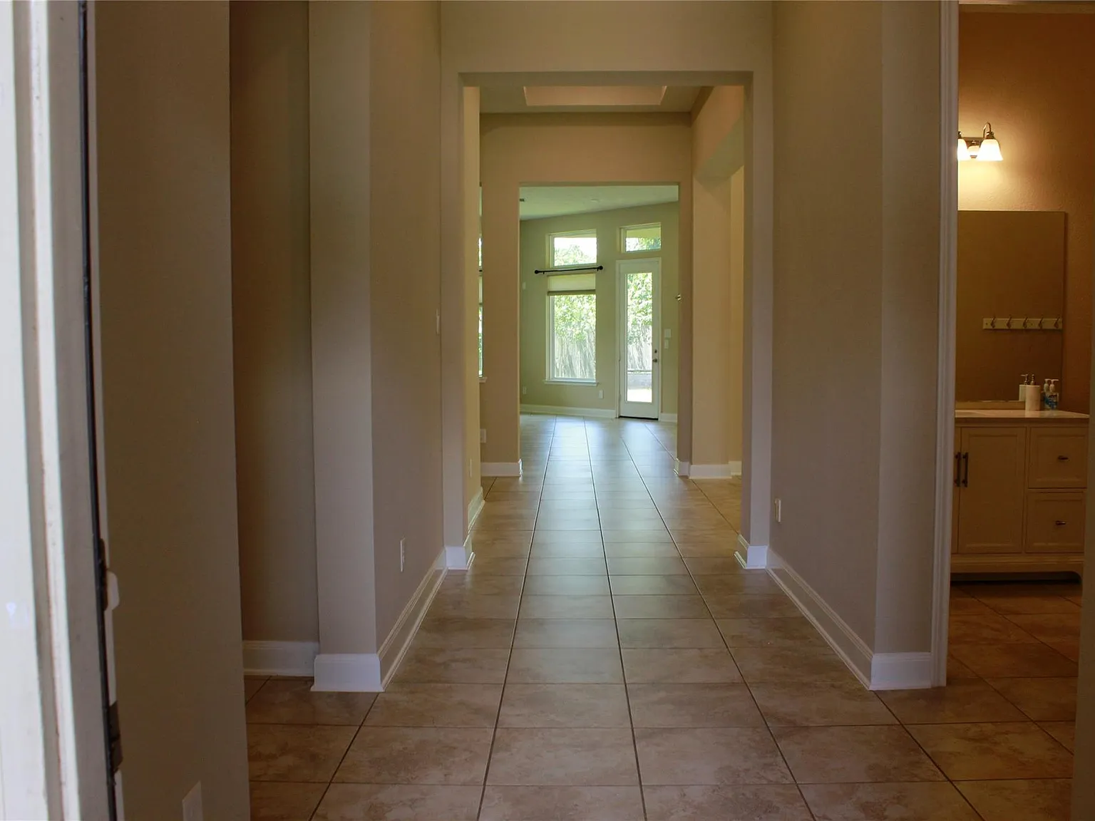 3 bed, 2.0 bath, 2612 sqft, $2,675 — Photo 3