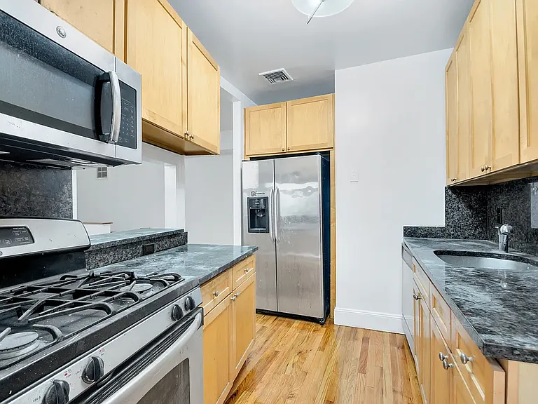 226 E 70th St #1C — Photo 1