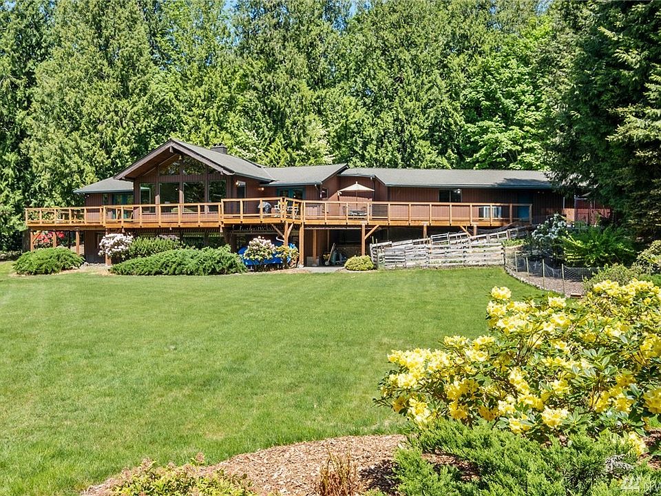 Love the huge level lawn with so much opportunity for R&R!