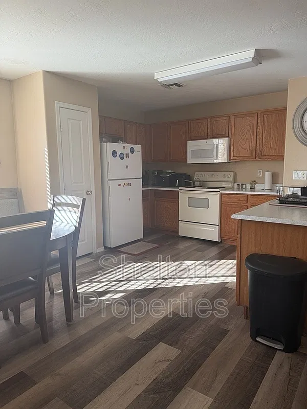4 bed, 2.0 bath, 1520 sqft, $1,995 — Photo 2