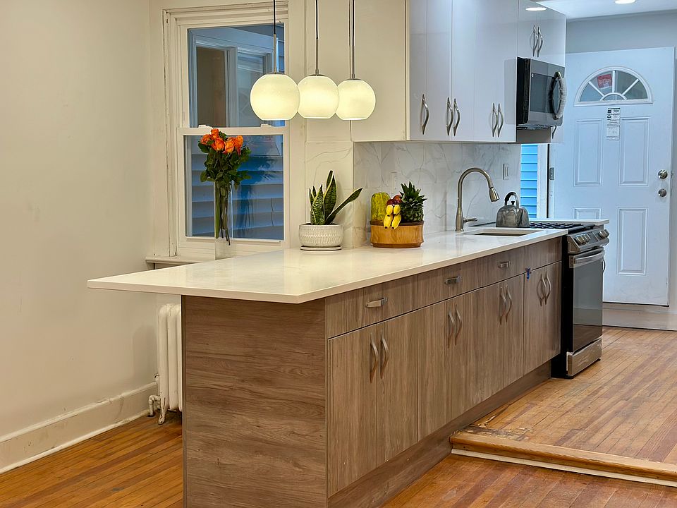 Renovated kitchen ; built-in, eating island.