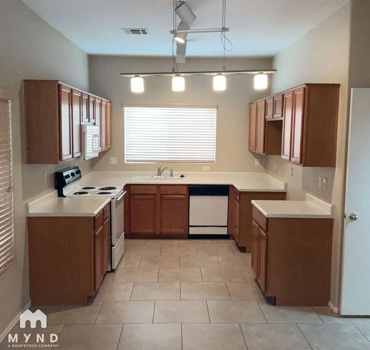 3 bed, 2.0 bath, 1350 sqft, $2,095 — Photo 3