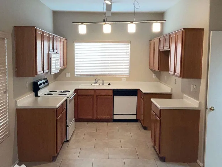 629 E Cantebria Dr — Photo 3