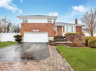 43 Maplewood Drive, Plainview, NY 11803