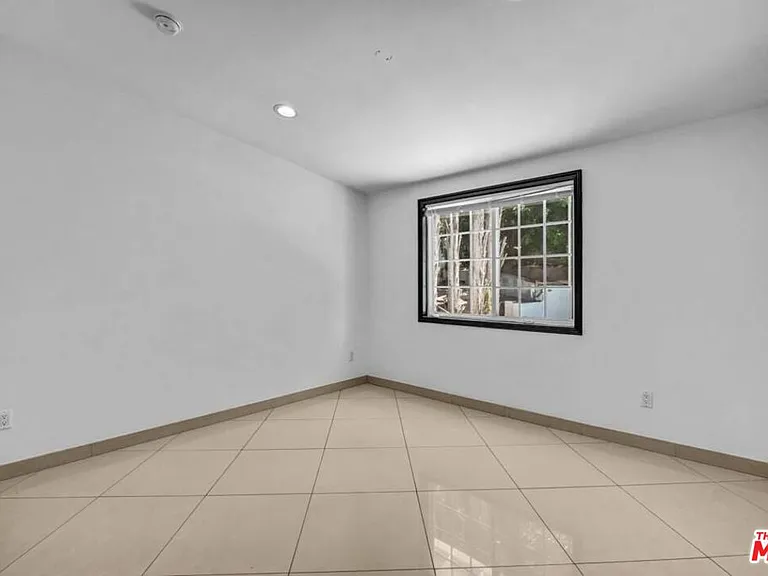20746 Clarendon St — Photo 24