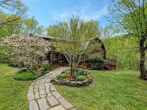 5th image of 590 Fox Rd