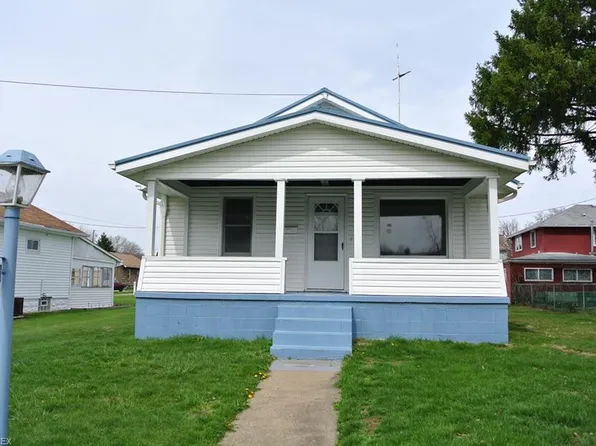 709 W Bank St, Uhrichsville, OH 44683