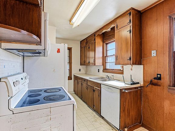 5th image of 820 Point Douglas Rd S